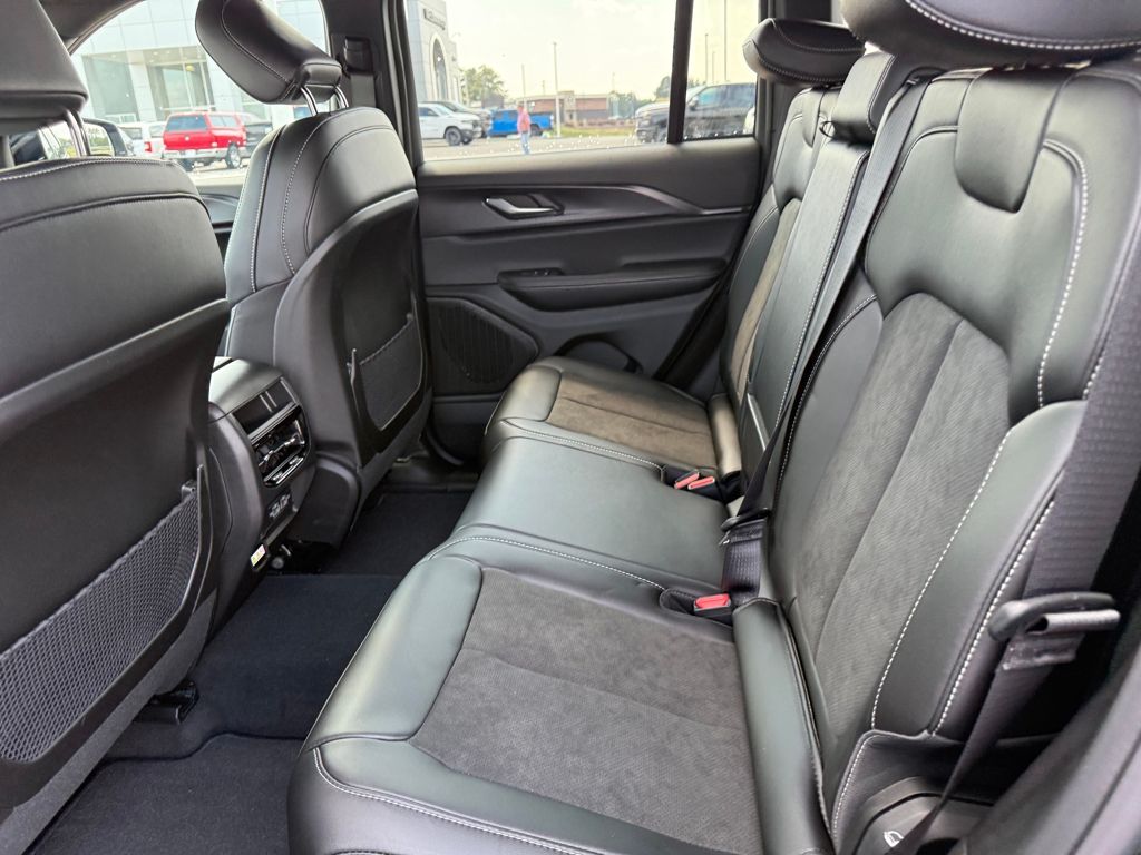 2025 Jeep Grand Cherokee Altitude photo 22