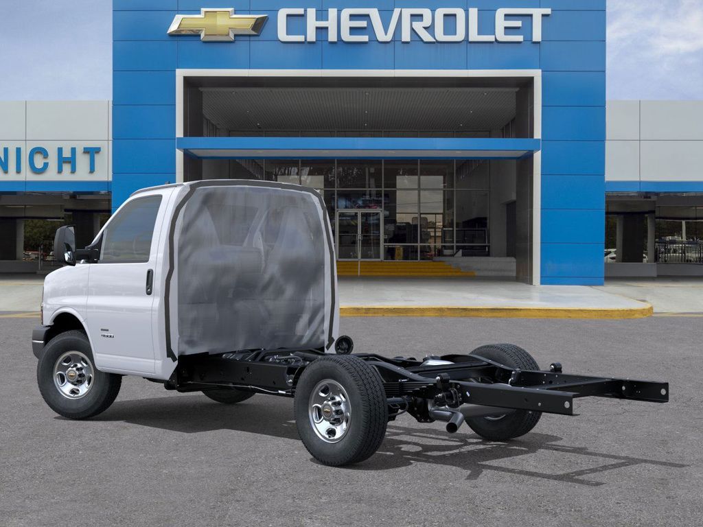 2025 Chevrolet Express Cutaway 3500 photo 3