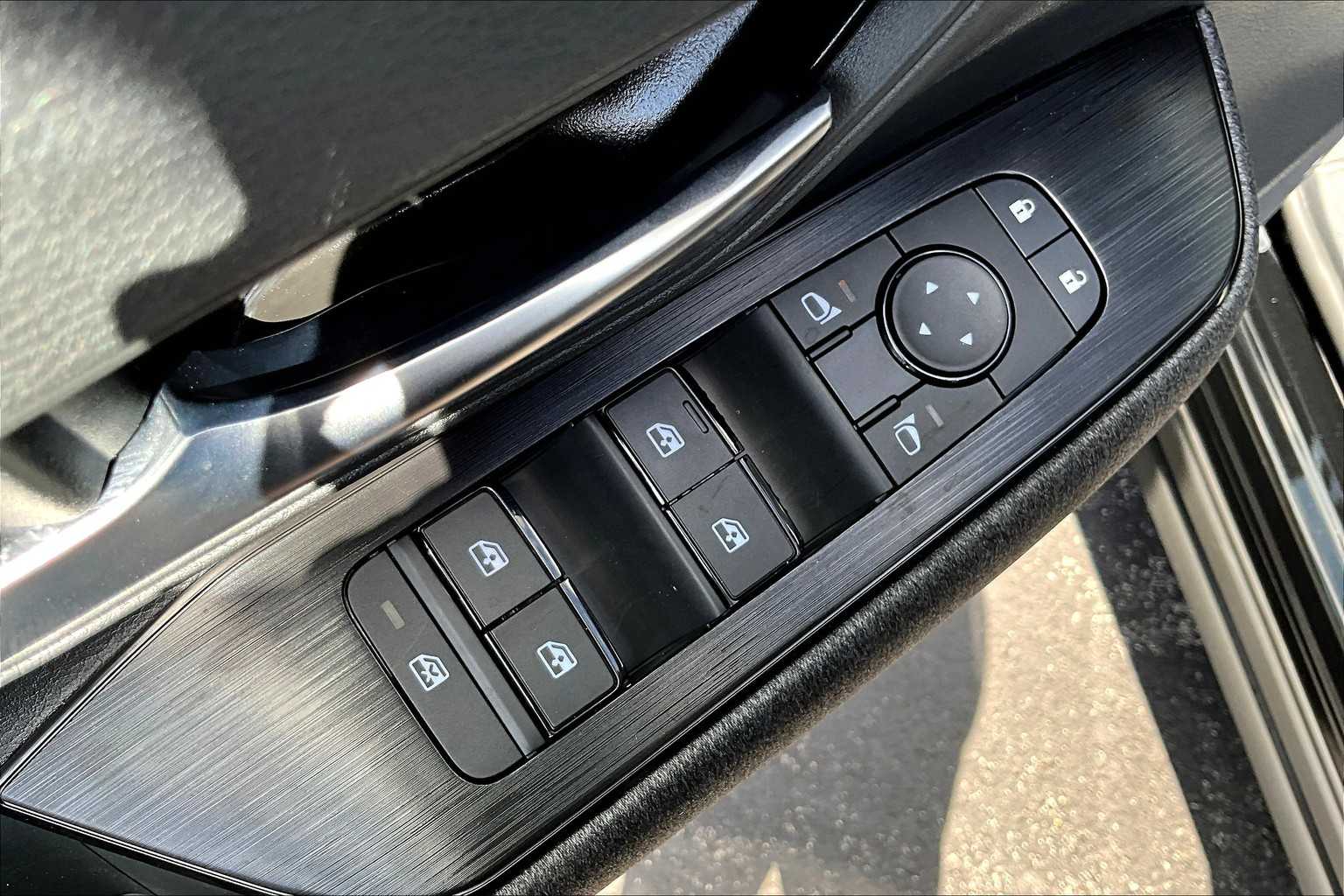 2025 Nissan Kicks SV photo 18