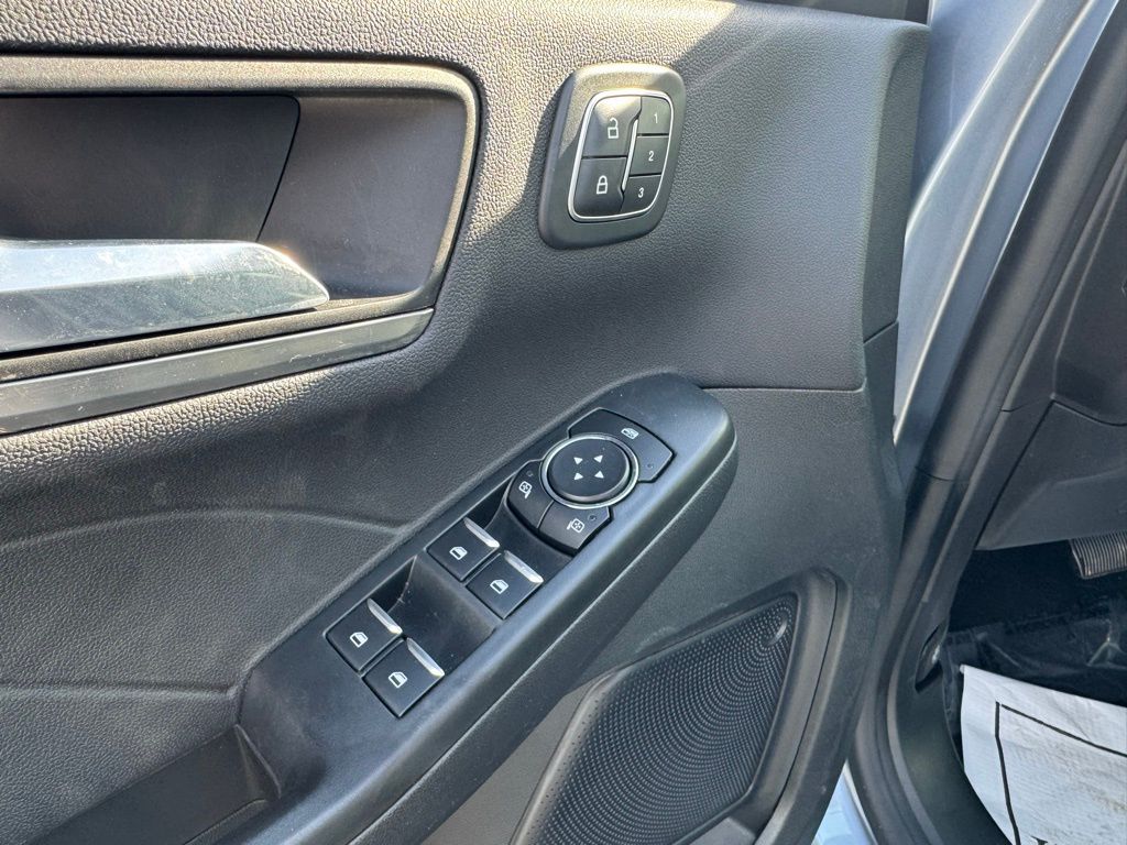 2022 Ford Escape Titanium photo 3