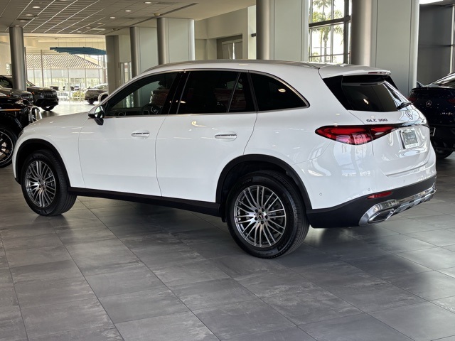 2025 Mercedes Benz GLC 300 photo 4