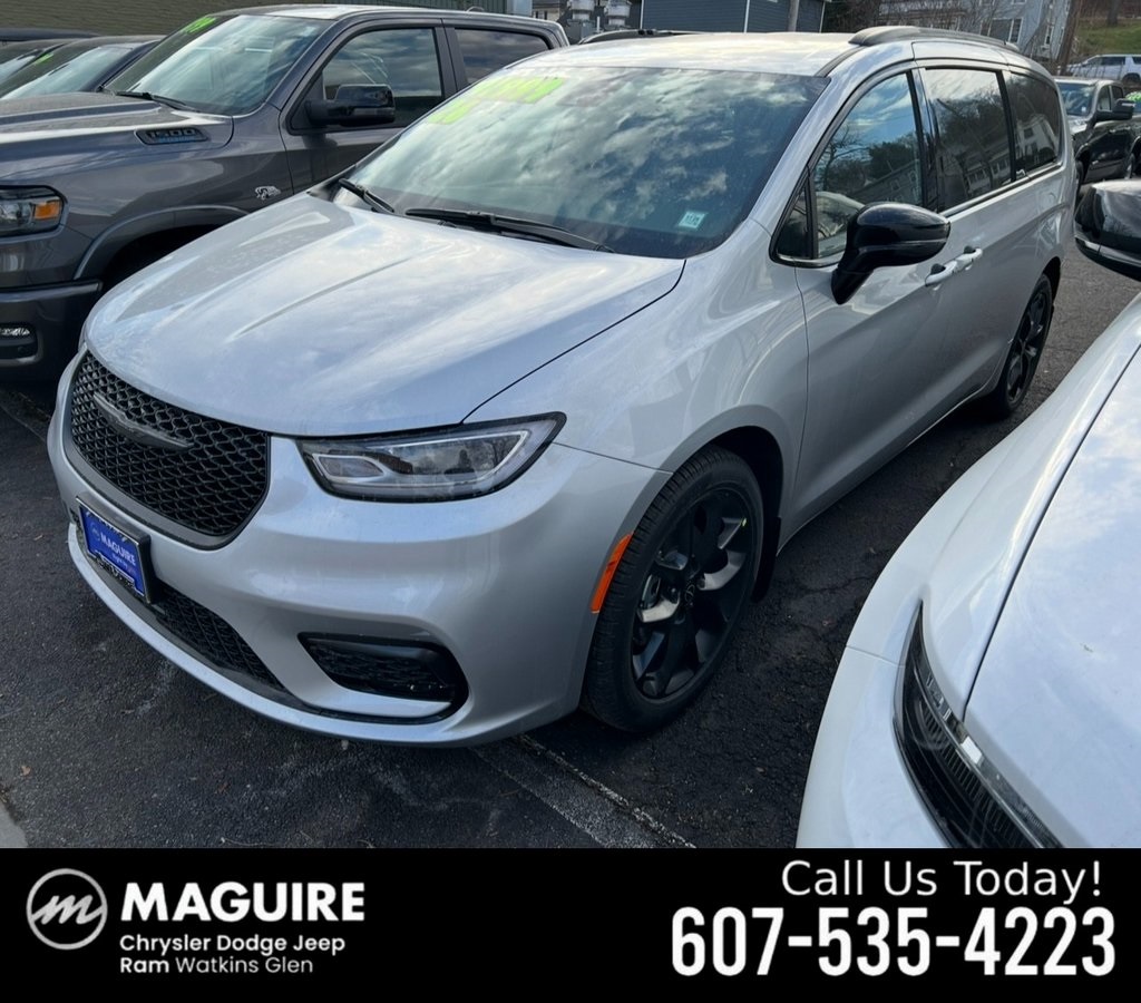 2026 Chrysler Pacifica Select's photo