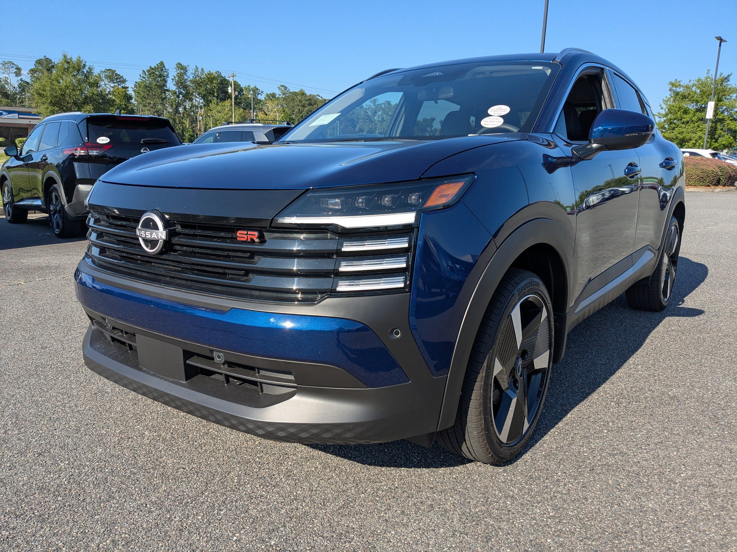 2025 Nissan Kicks SR photo 2