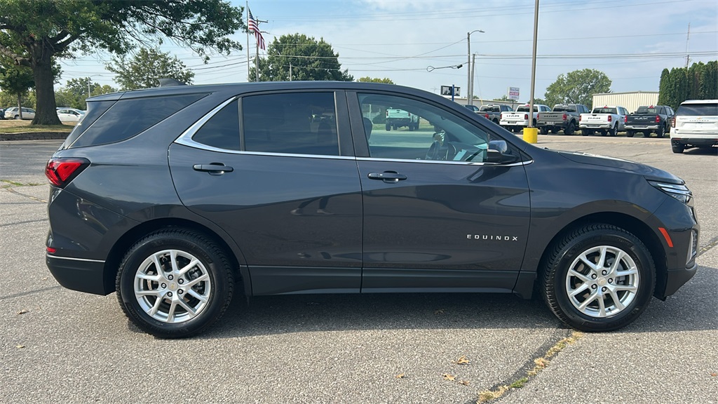 2022 Chevrolet Equinox LT photo 2