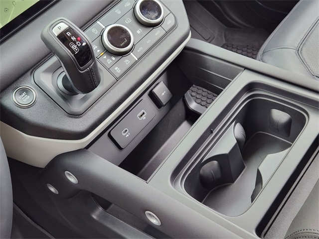 2024 Land Rover Defender 110 S photo 17