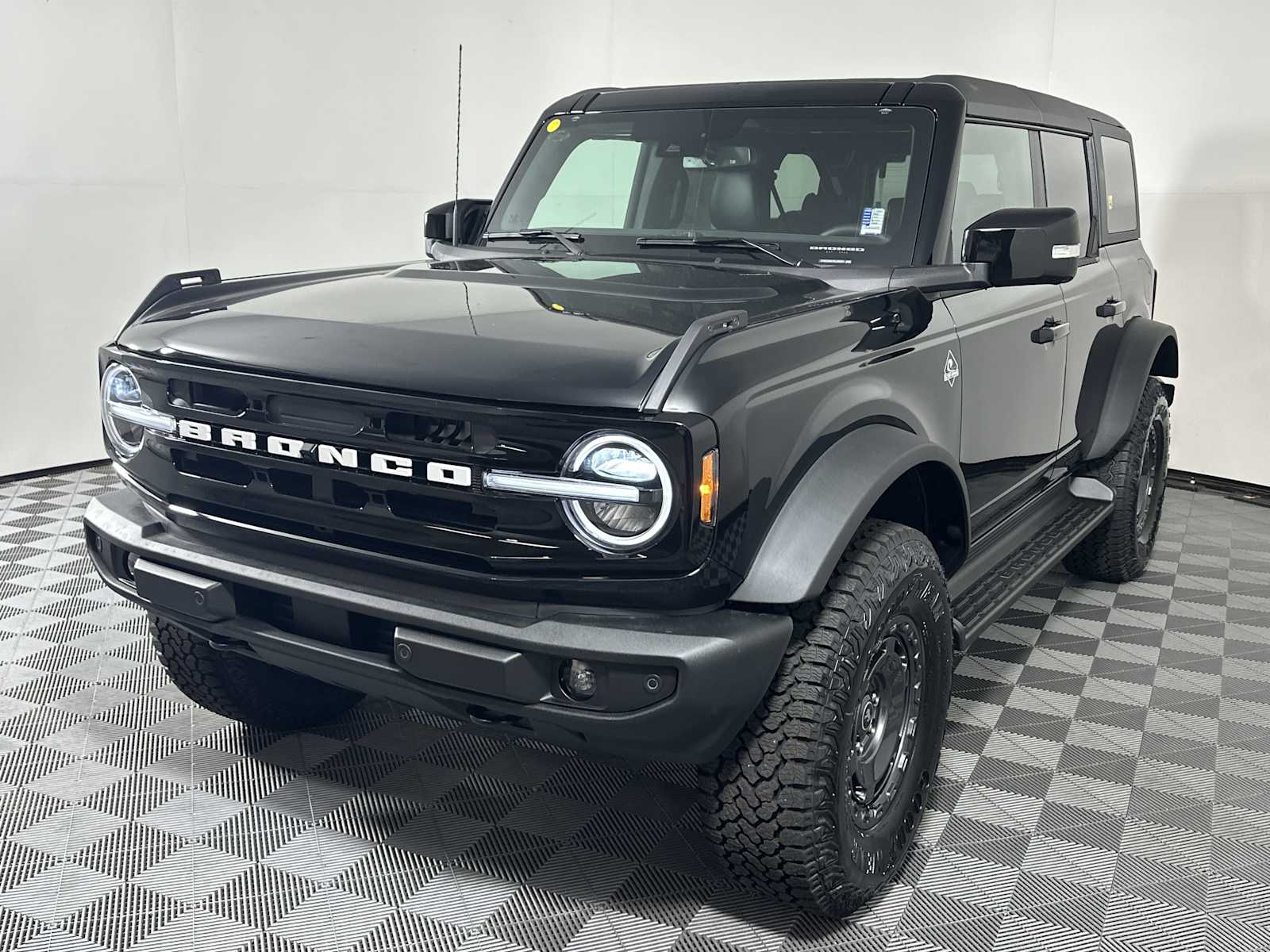 2025 Ford Bronco Outer Banks photo 3
