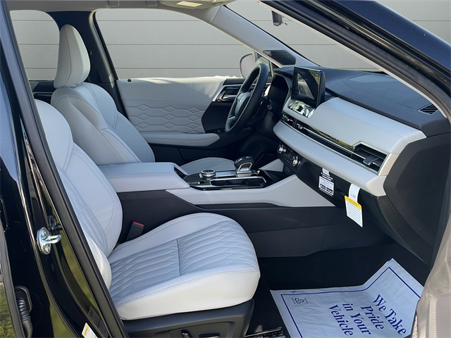 2025 Mitsubishi Outlander SEL photo 28