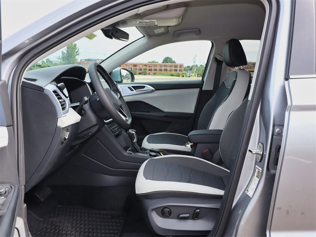 2025 Volkswagen Taos SE photo 11