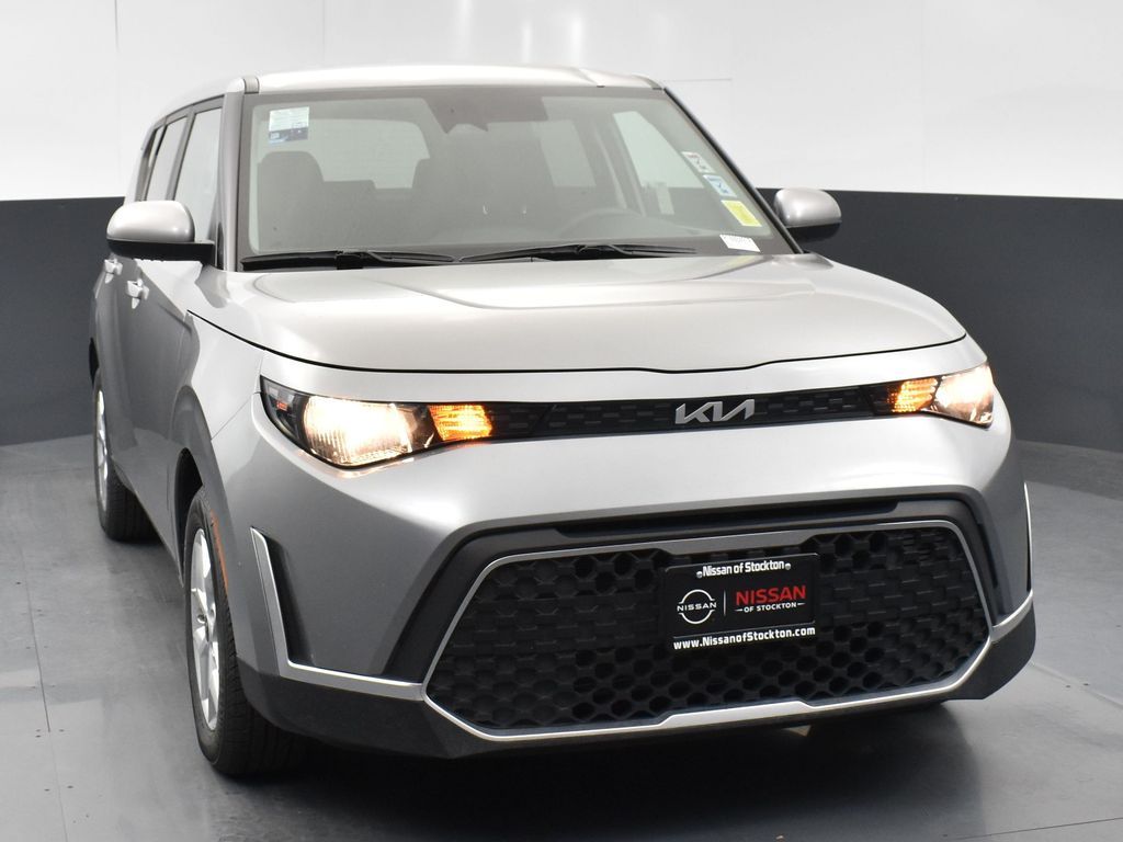 2023 Kia Soul LX photo 2