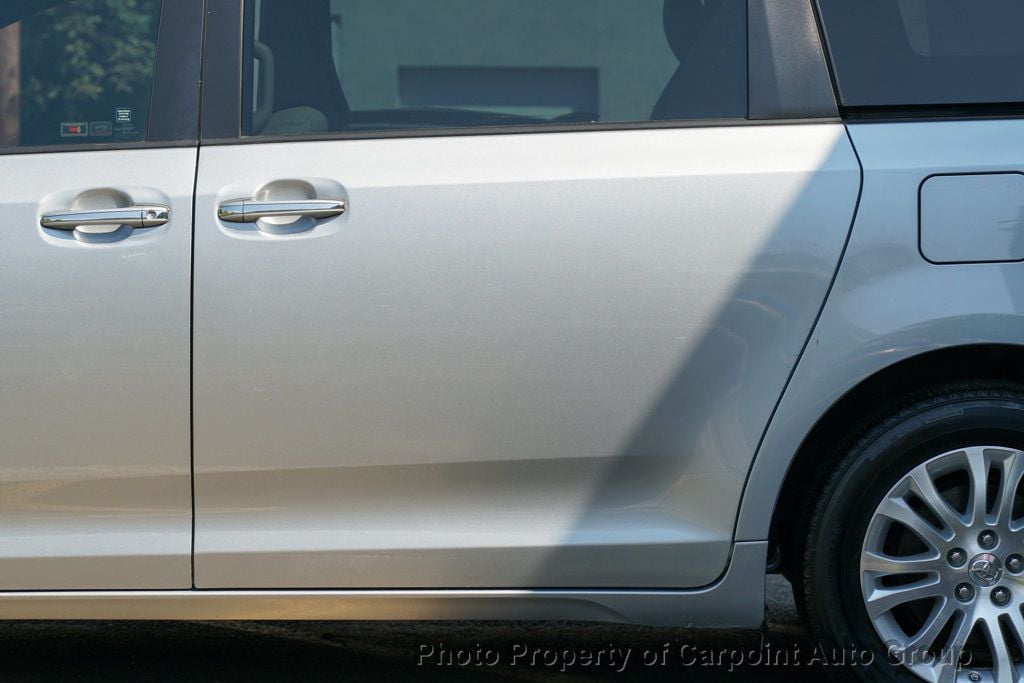 2015 Toyota Sienna XLE photo 3