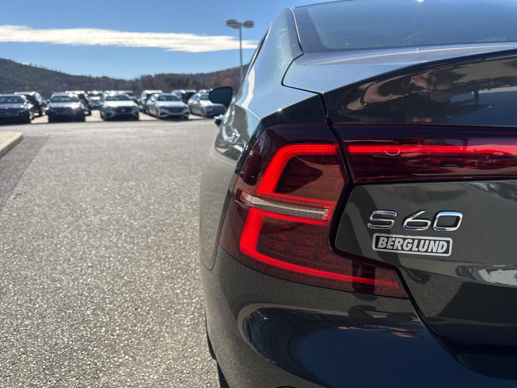 2021 Volvo S60 T5 Momentum photo 4