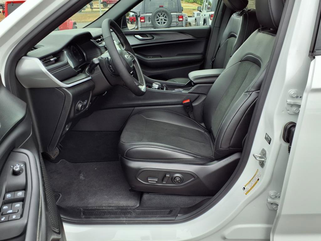 2025 Jeep Grand Cherokee Altitude photo 14