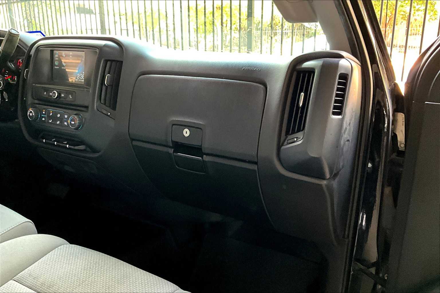 2018 Chevrolet Silverado 1500 Custom photo 17