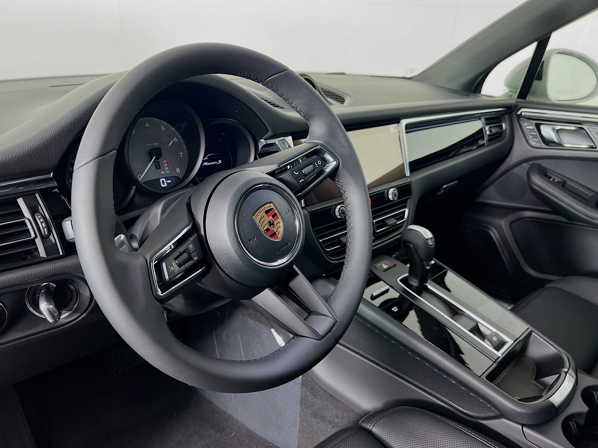 2025 Porsche Macan S photo 4