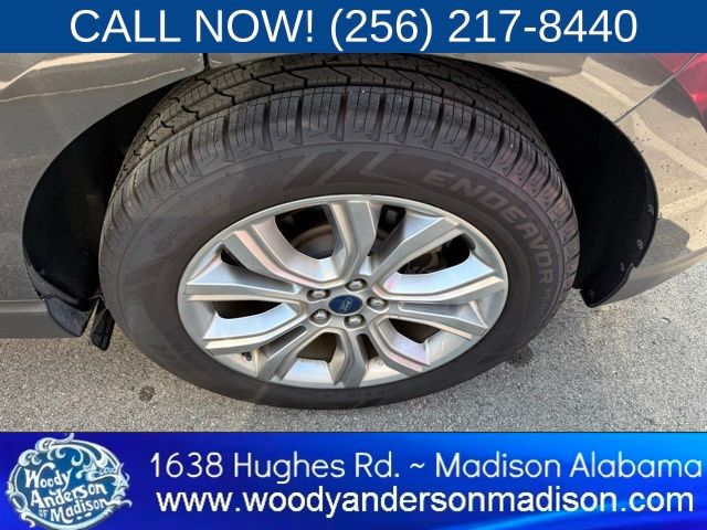 2019 Ford Edge Titanium photo 2