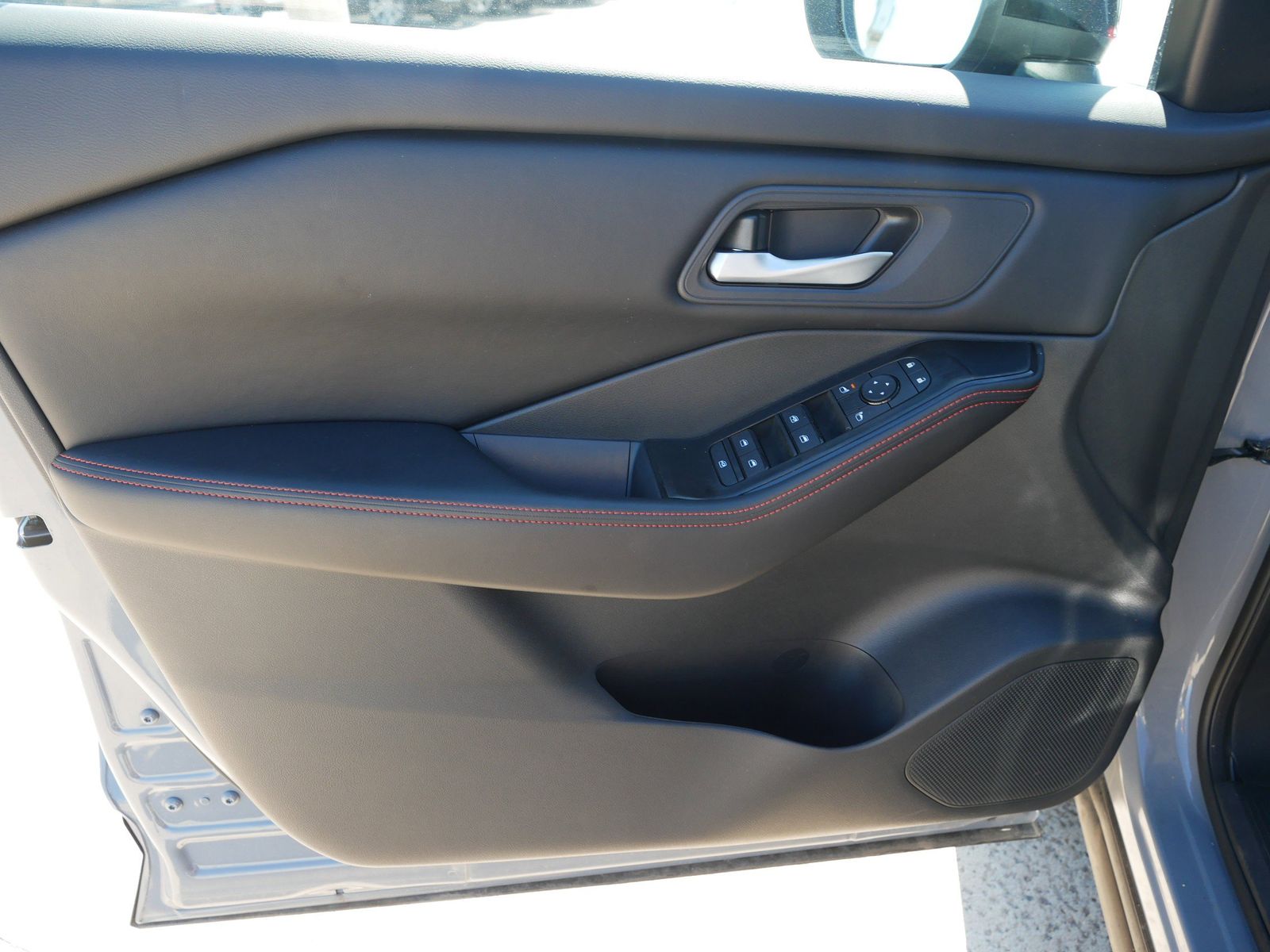 2025 Nissan Rogue SV photo 13