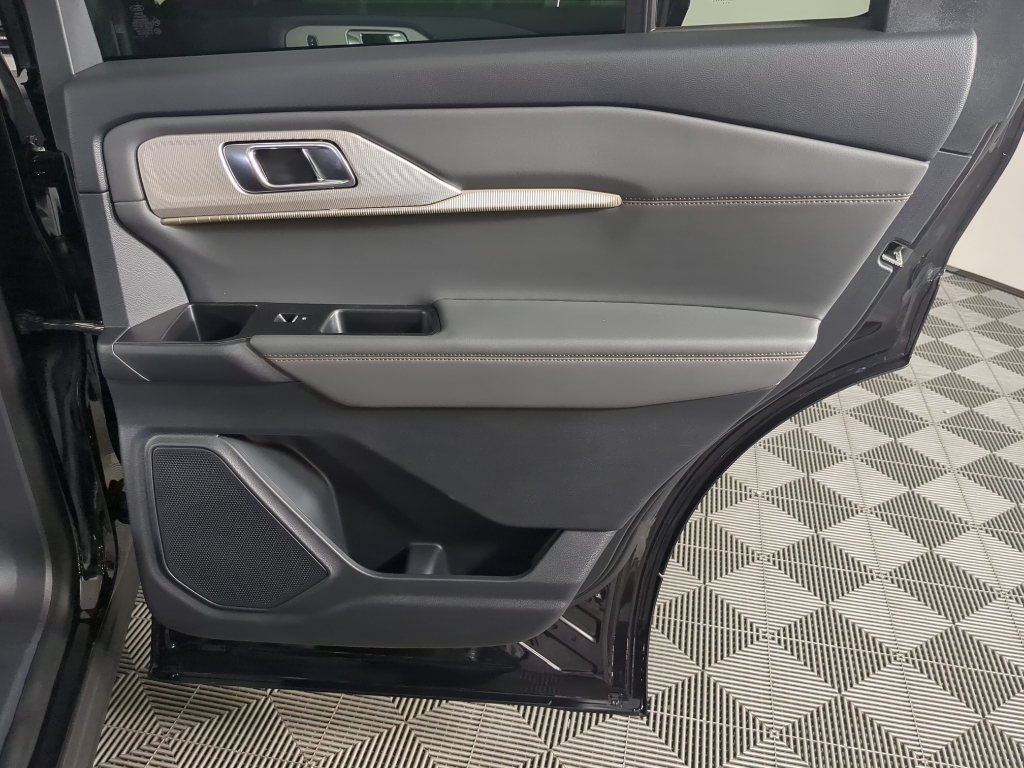 2025 Ford Explorer photo 18