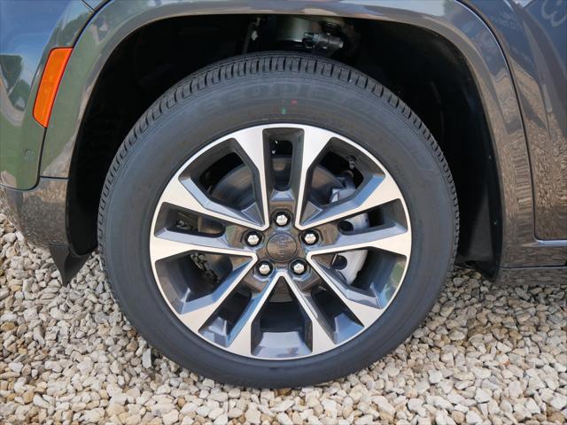 2025 Jeep Grand Cherokee Overland photo 4