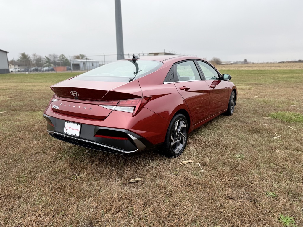 2025 Hyundai Elantra SEL Convenience photo 4