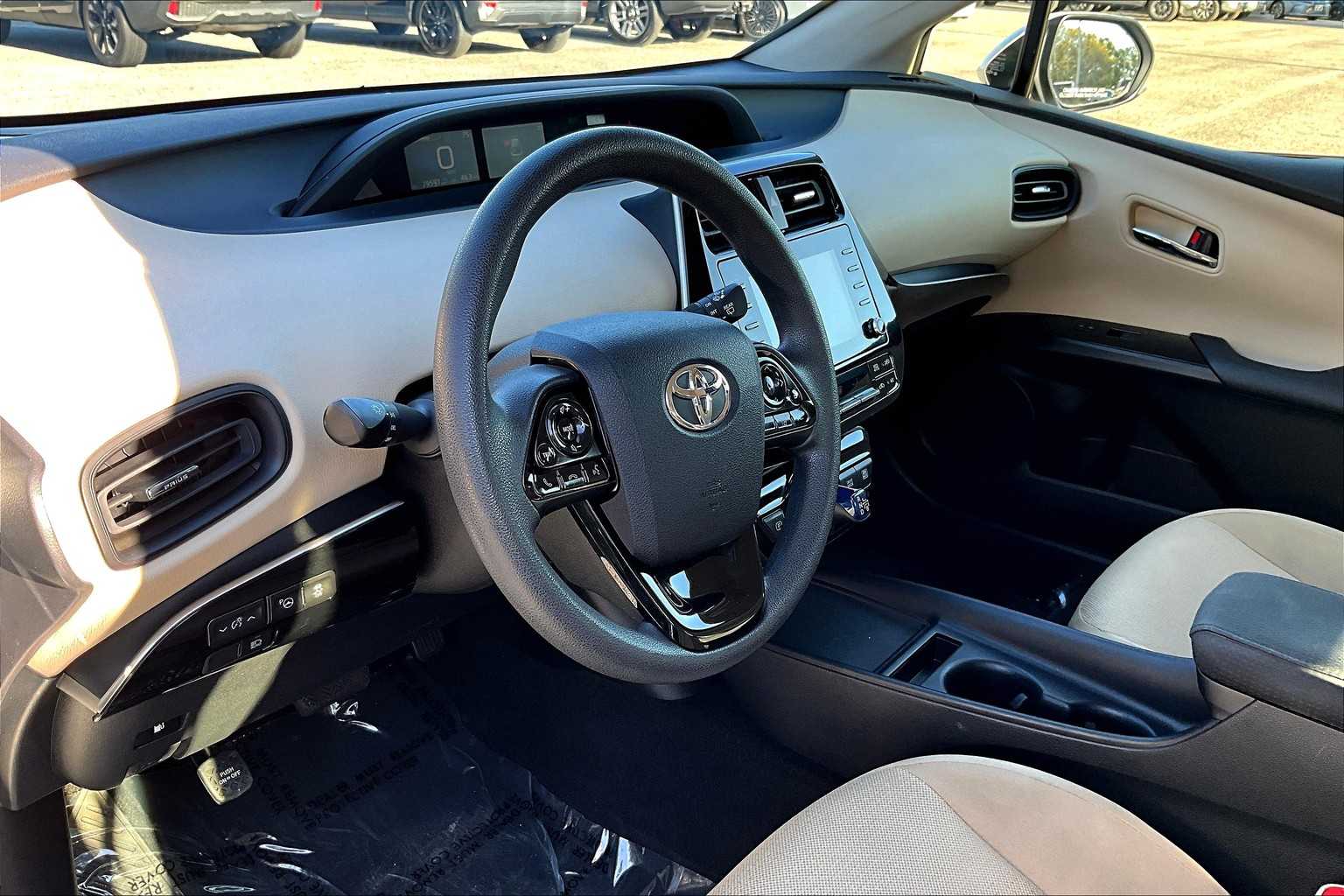 2022 Toyota Prius LE photo 15