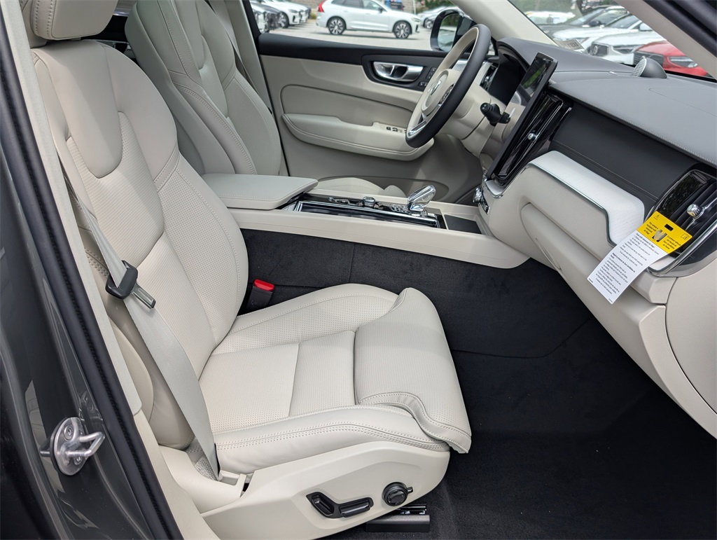 2026 Volvo XC60 Hybrid T8 photo 2