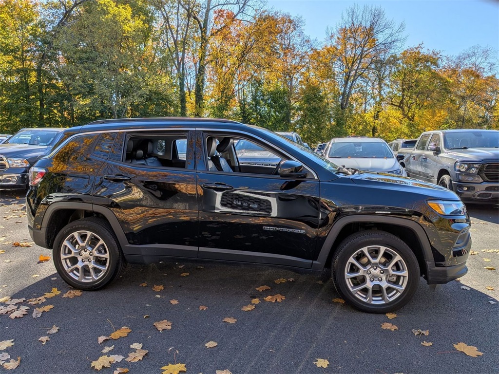 2022 Jeep Compass Latitude Lux photo 2