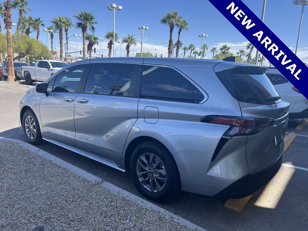 2021 Toyota Sienna XLE photo 4