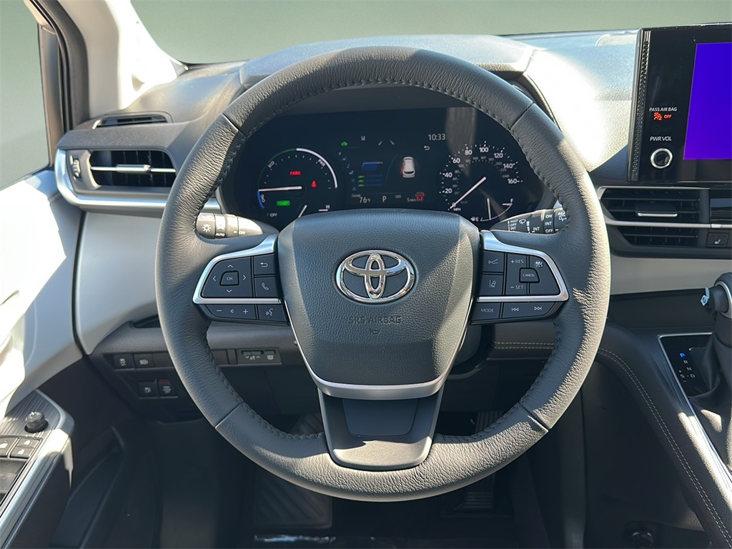 2025 Toyota Sienna XLE photo 12