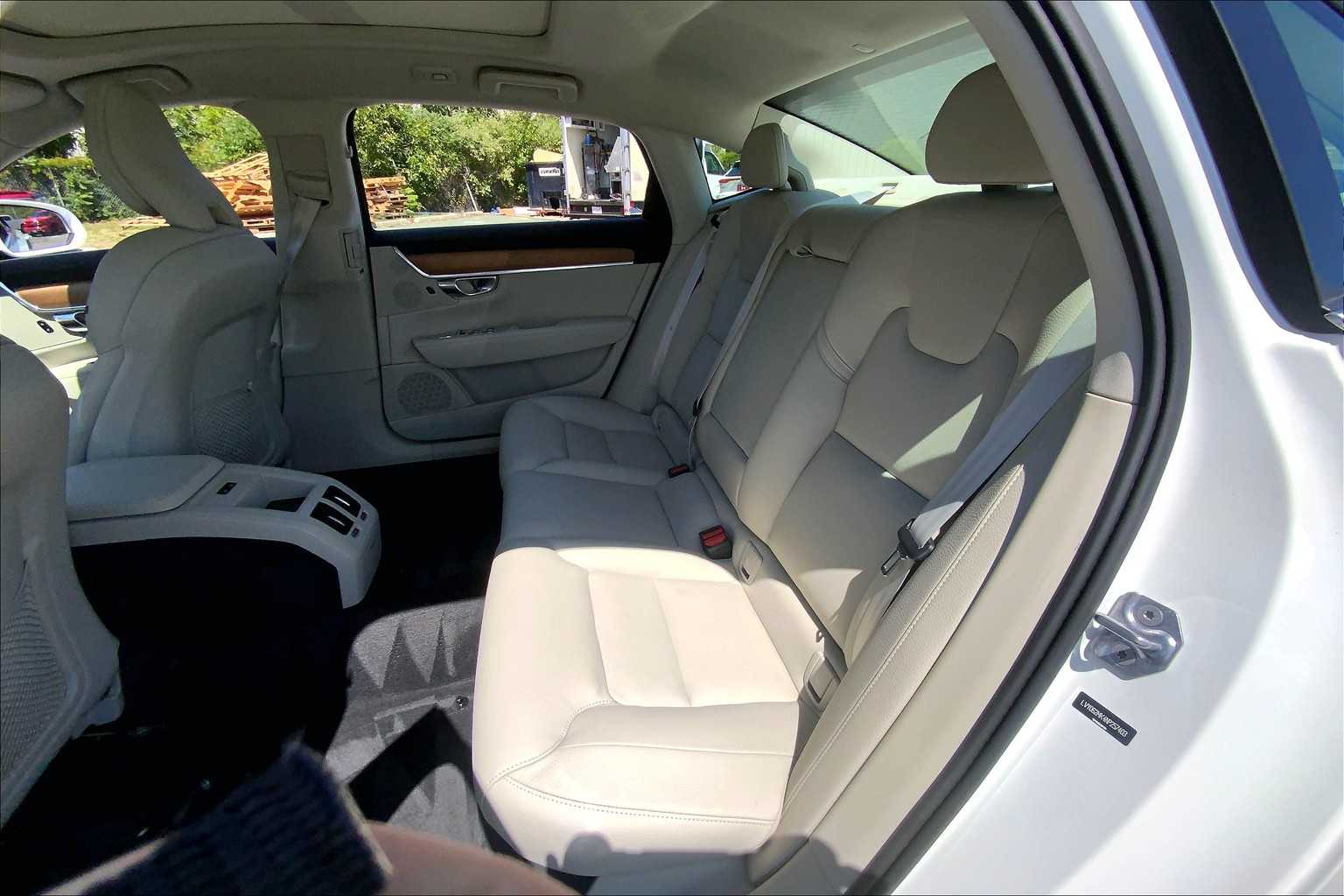 2022 Volvo S90 Momentum photo 19