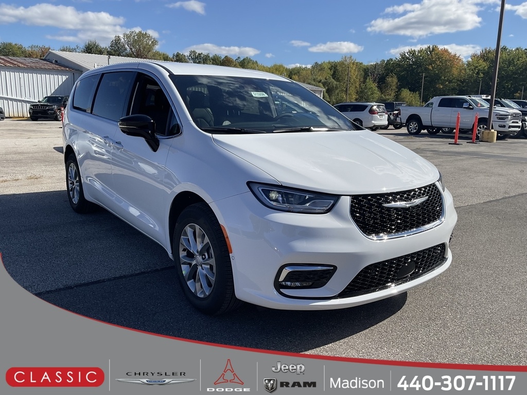 2026 Chrysler Pacifica Select's photo