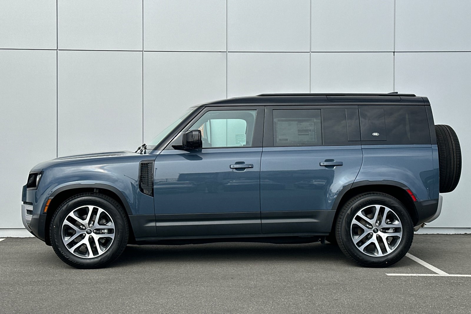 2024 Land Rover Defender 110 S photo 2