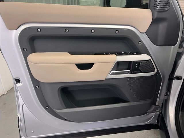 2020 Land Rover Defender 110 photo 3
