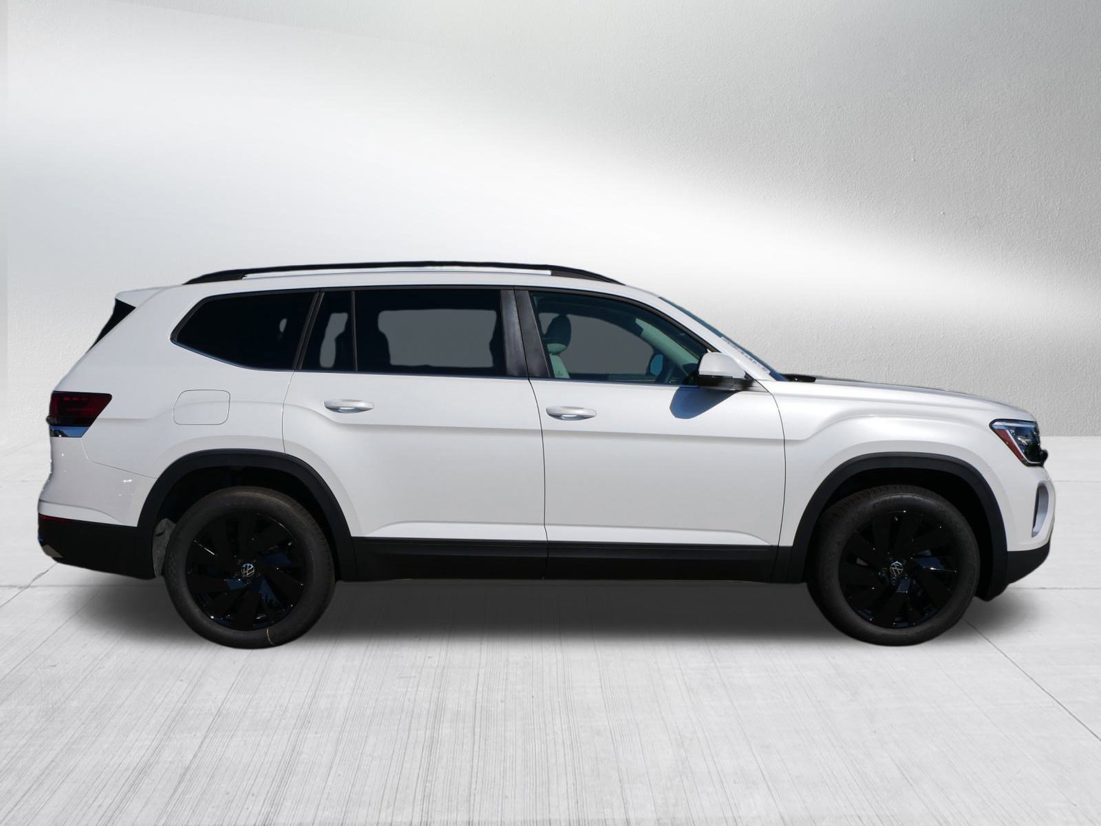 2026 Volkswagen Atlas SE Technology photo 2