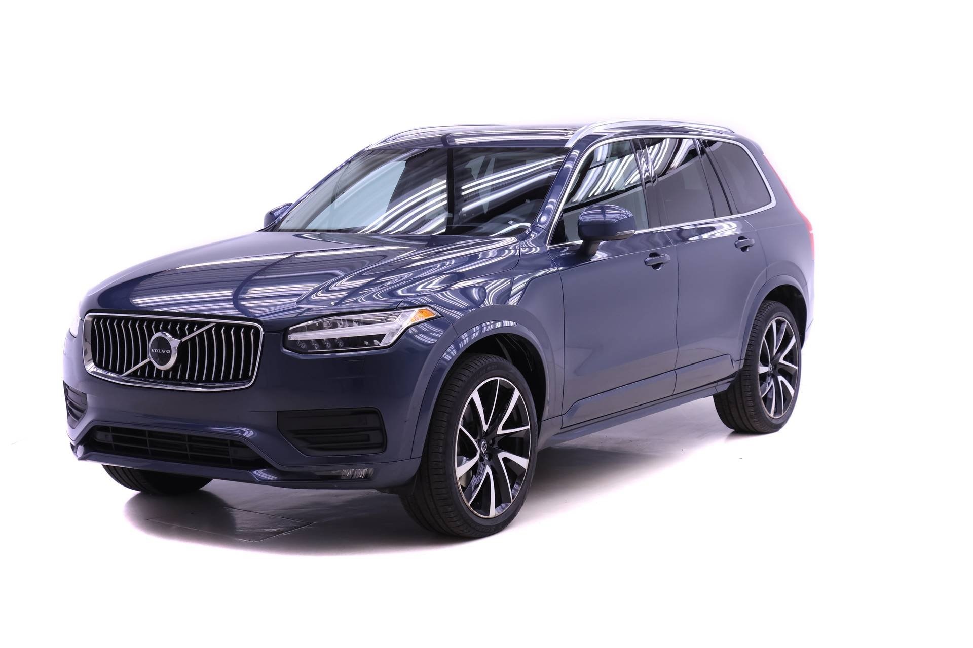 2022 Volvo XC90 Momentum's photo