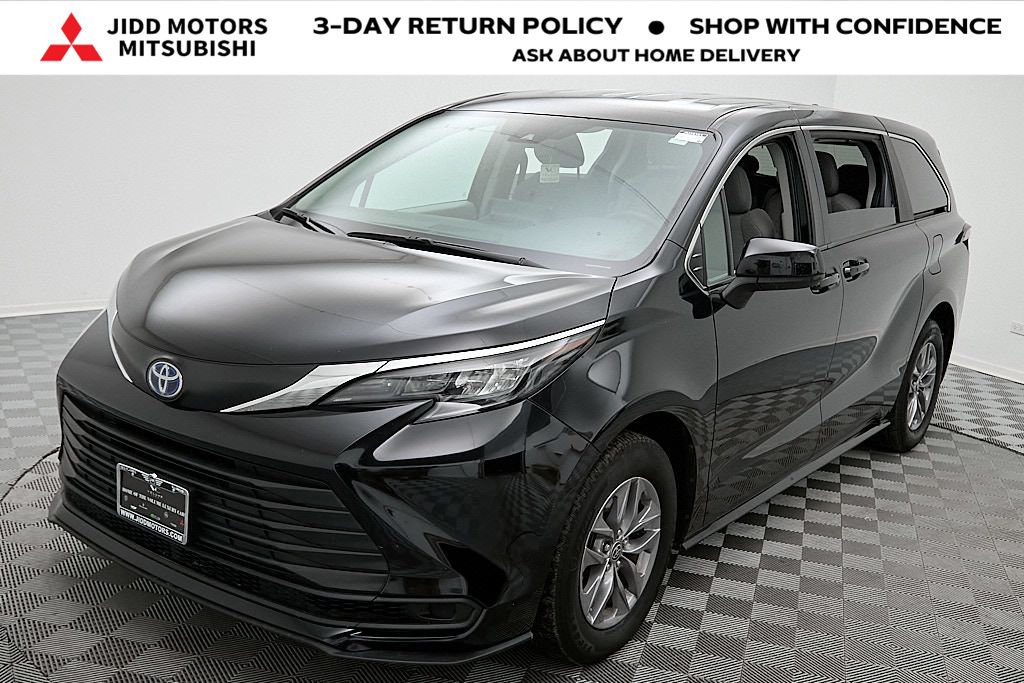 2024 Toyota Sienna LE's photo