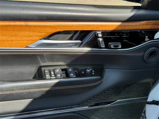 2023 Jeep Grand Wagoneer III photo 14