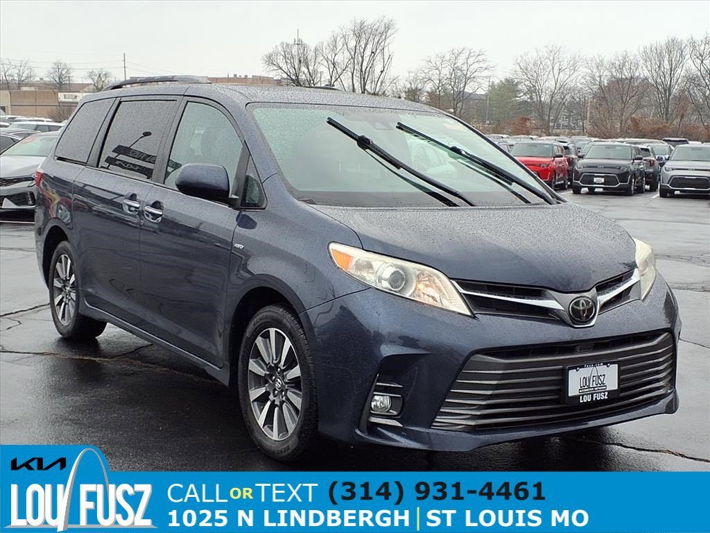 2019 Toyota Sienna XLE's photo