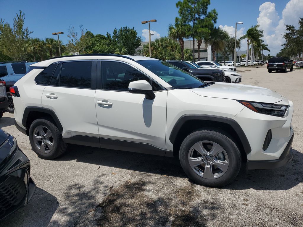 2025 Toyota RAV4 Hybrid LE photo 4