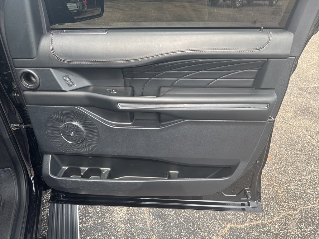 2021 Ford Expedition MAX Platinum photo 26