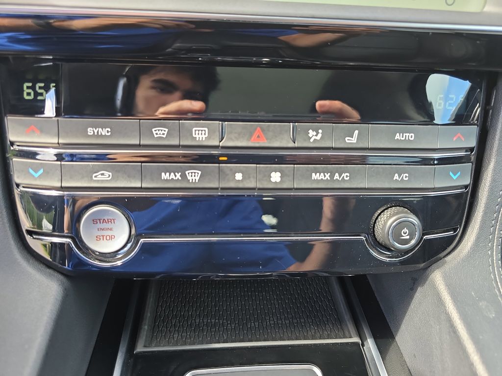 2019 Jaguar F-PACE Prestige photo 20