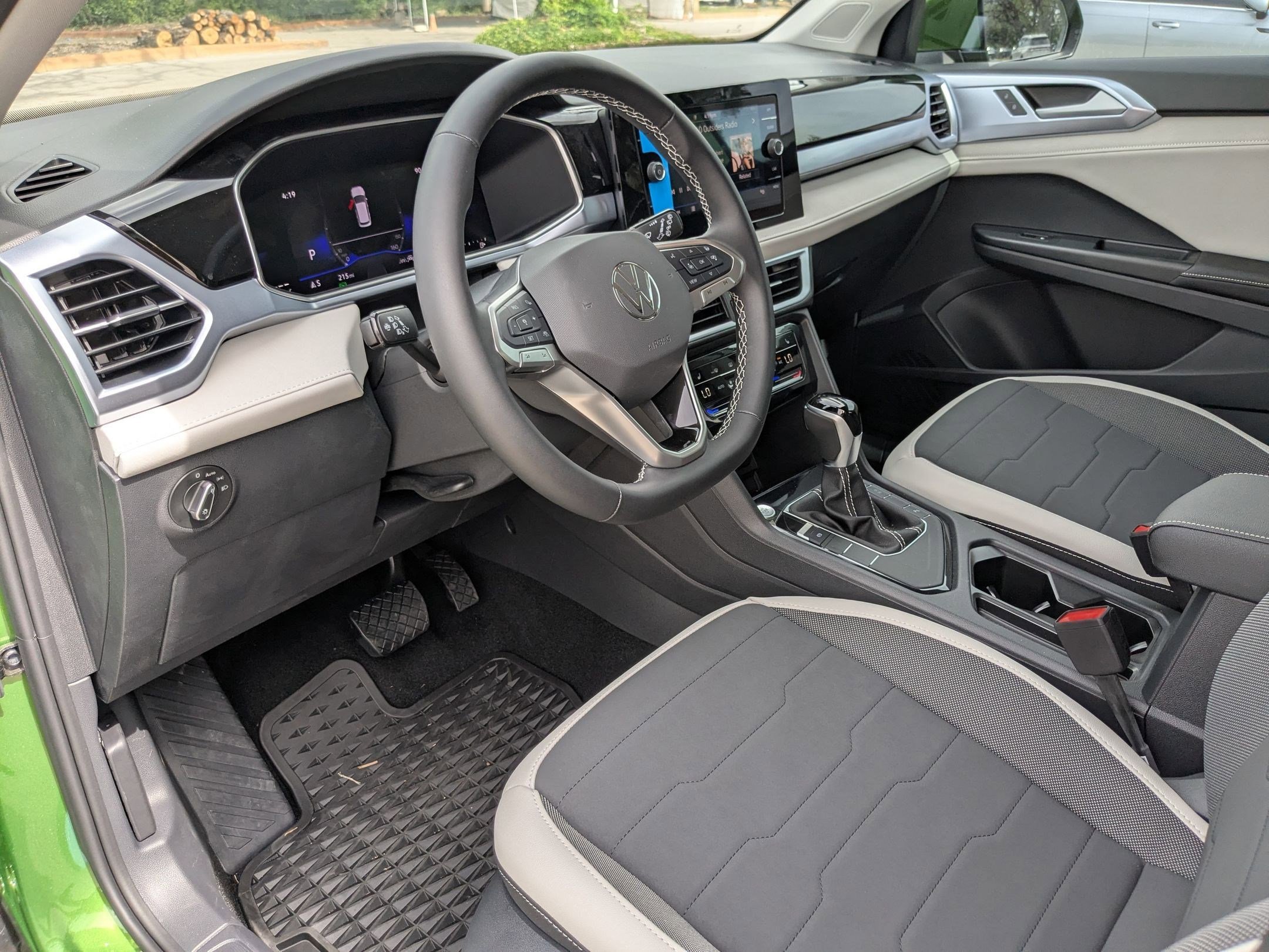 2025 Volkswagen Taos SE photo 4