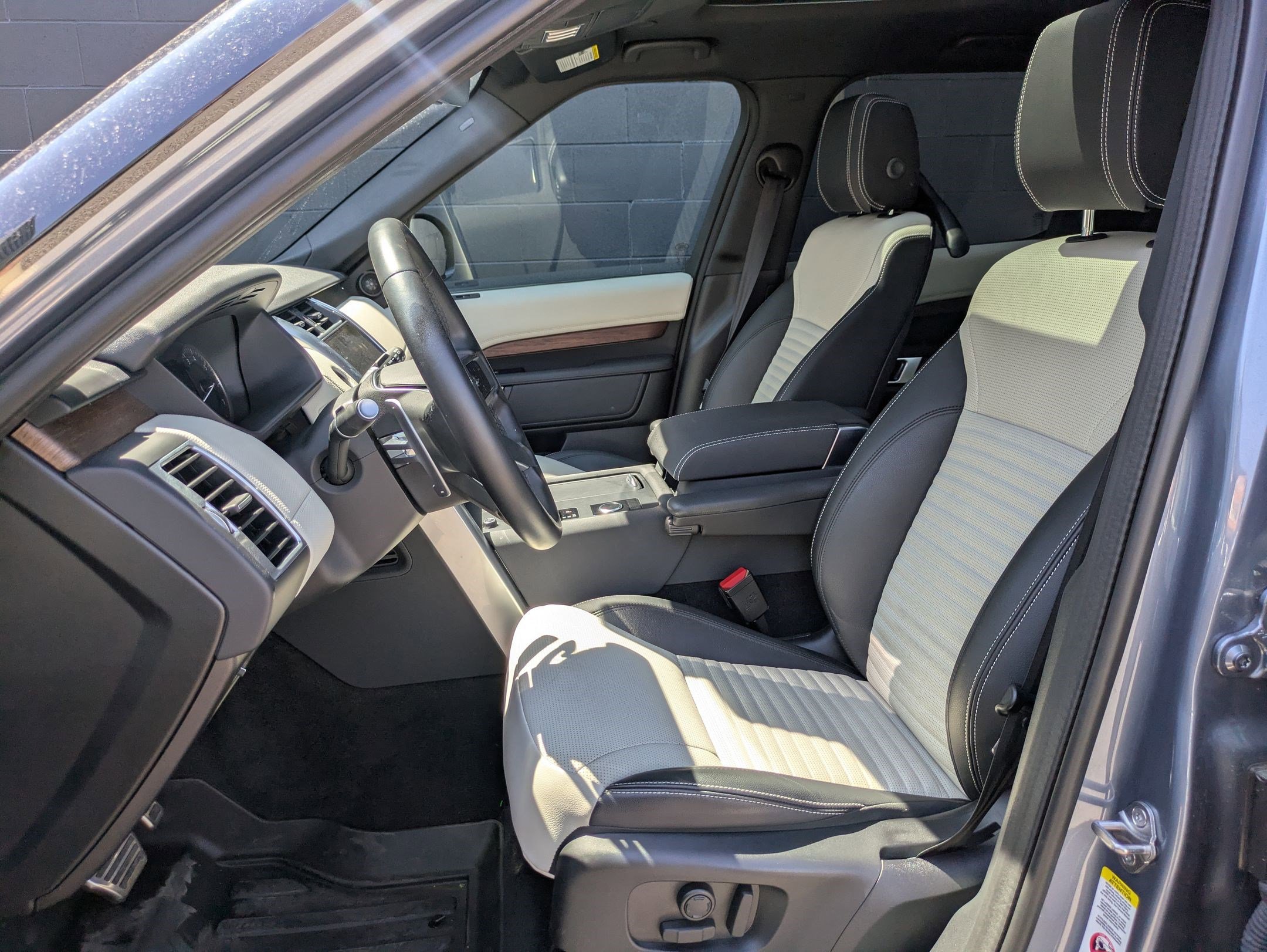 2023 Land Rover Discovery P300 S S R-Dynamic photo 18