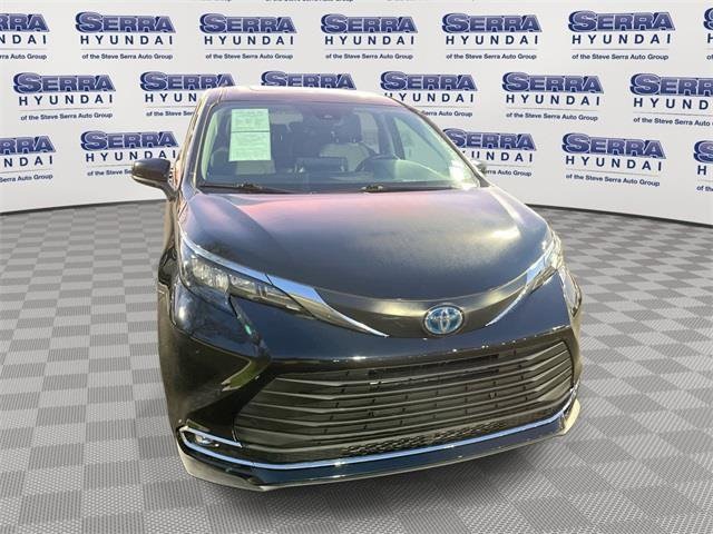 2024 Toyota Sienna XLE's photo
