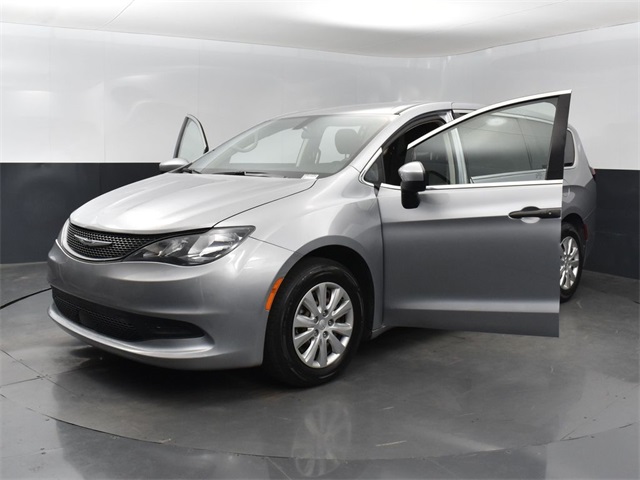 2021 Chrysler Voyager L photo 18