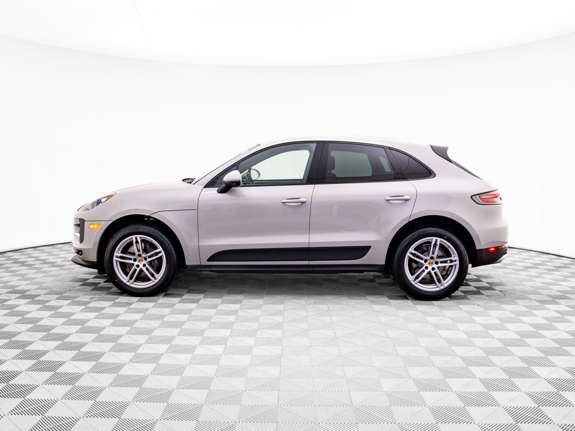 2021 Porsche Macan Base photo 2