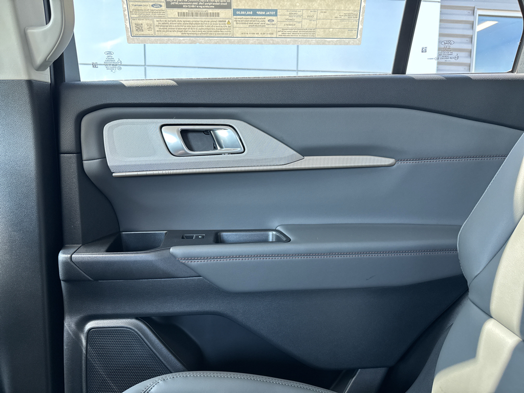 2025 Ford Explorer photo 36