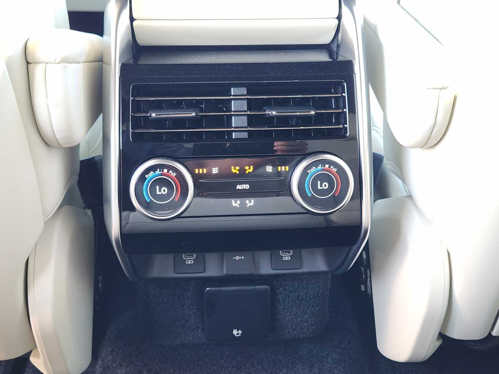 2025 Land Rover Range Rover SE photo 22
