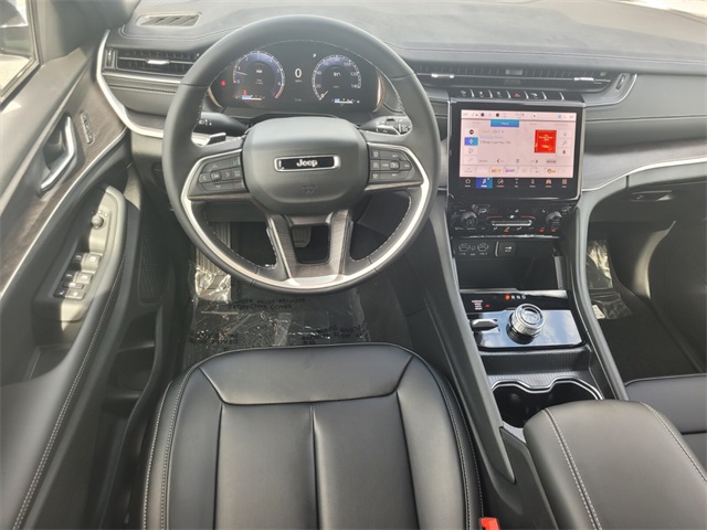 2025 Jeep Grand Cherokee Limited photo 3