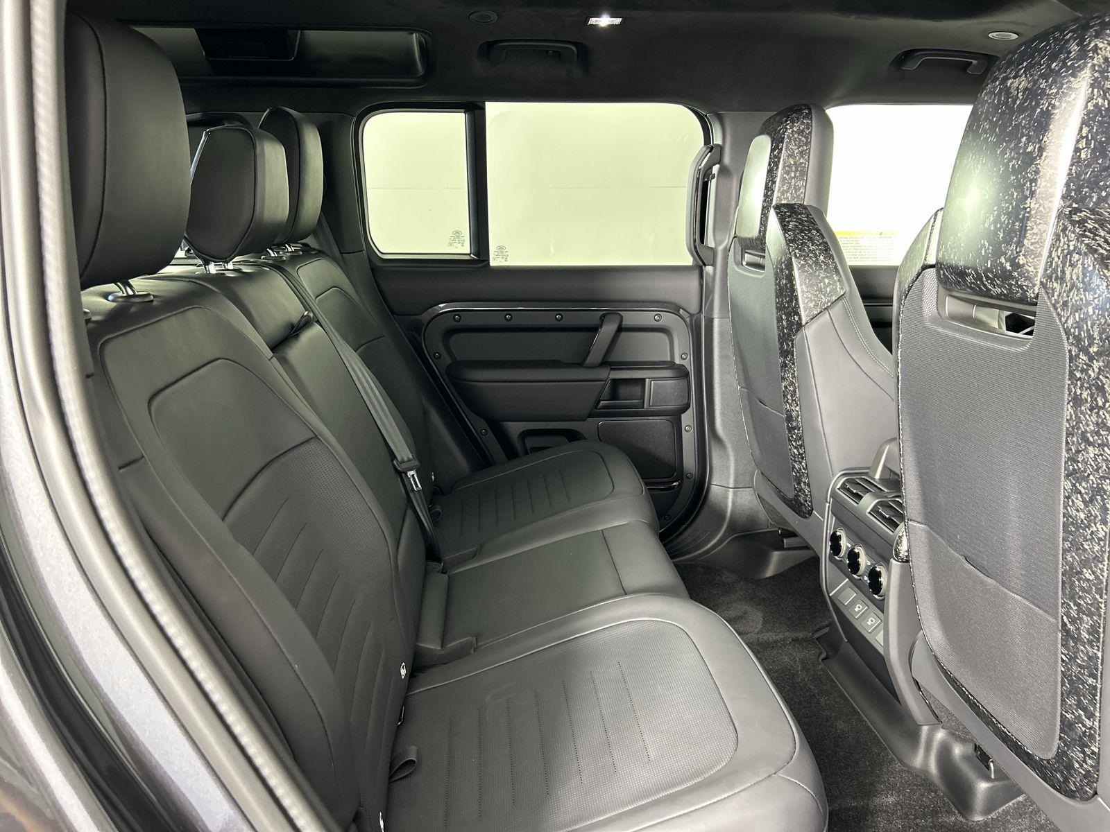 2025 Land Rover Defender 110 photo 28