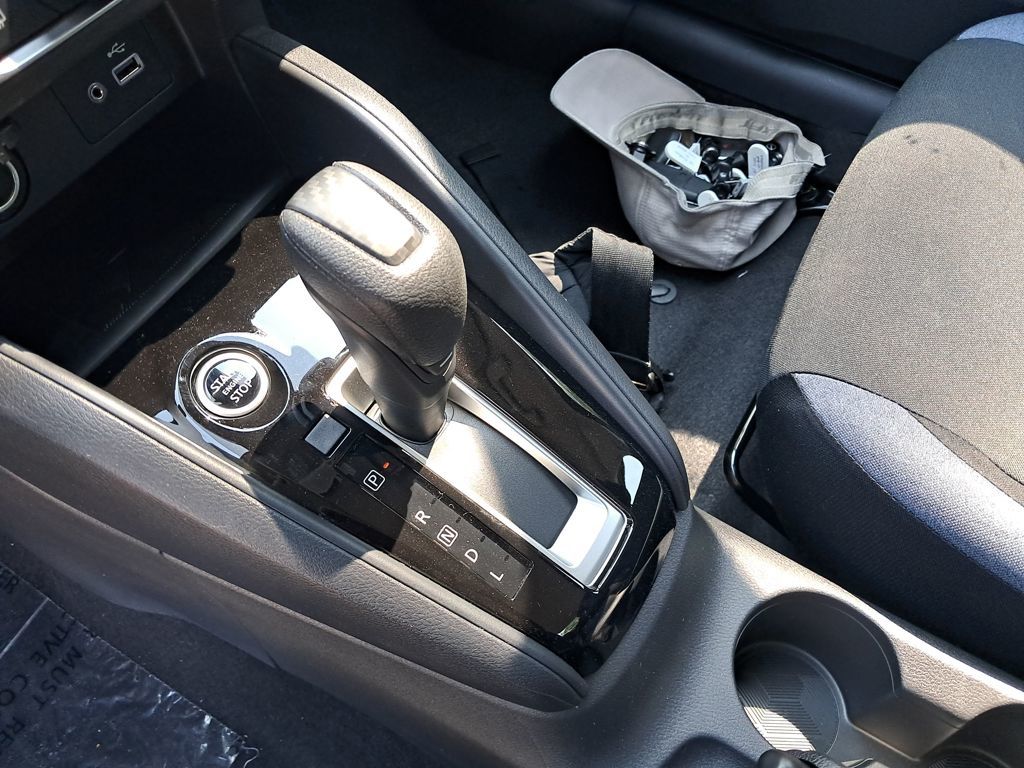 2025 Nissan Versa 1.6 SV photo 22